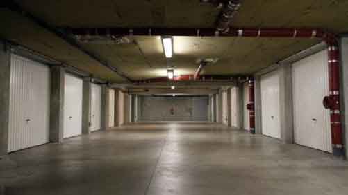  garage moderne avec dispositifs de sécurité